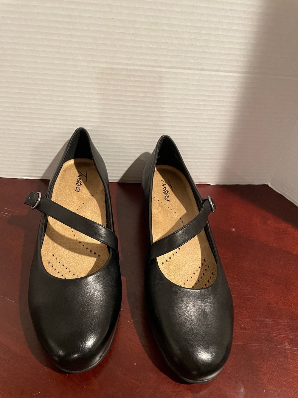 Trotters Black Mary Jane Flats w/ Cushioned arch insole 10.5 Wide black leather